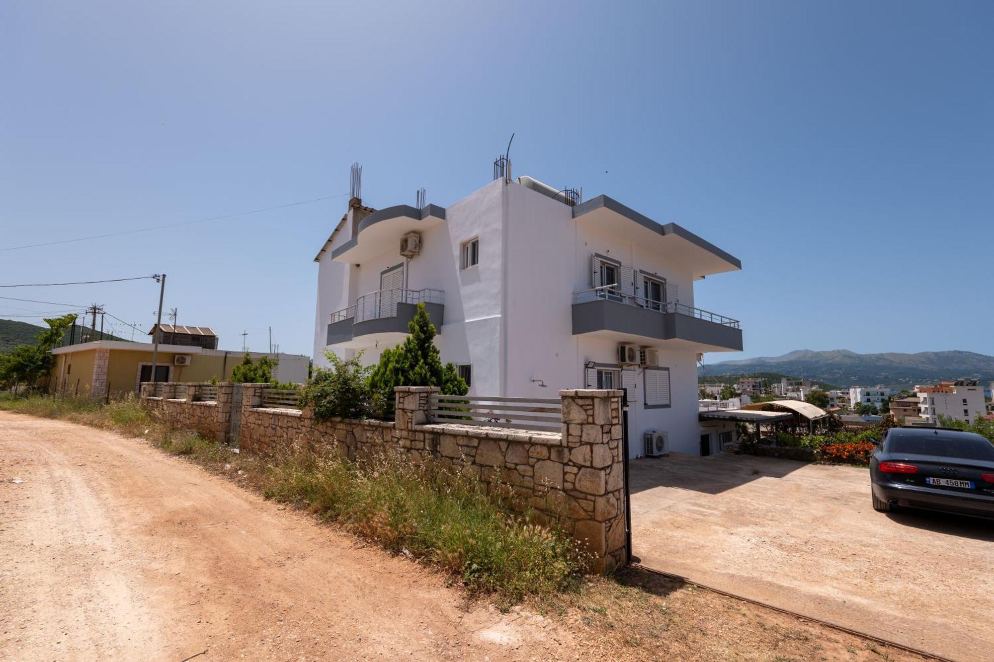 Leka Apartment *